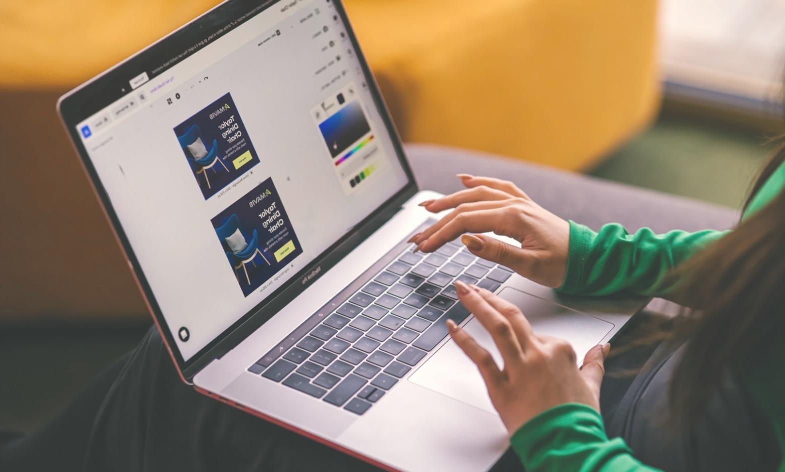 Étudiants internationaux collaborant via une plateforme numérique moderne